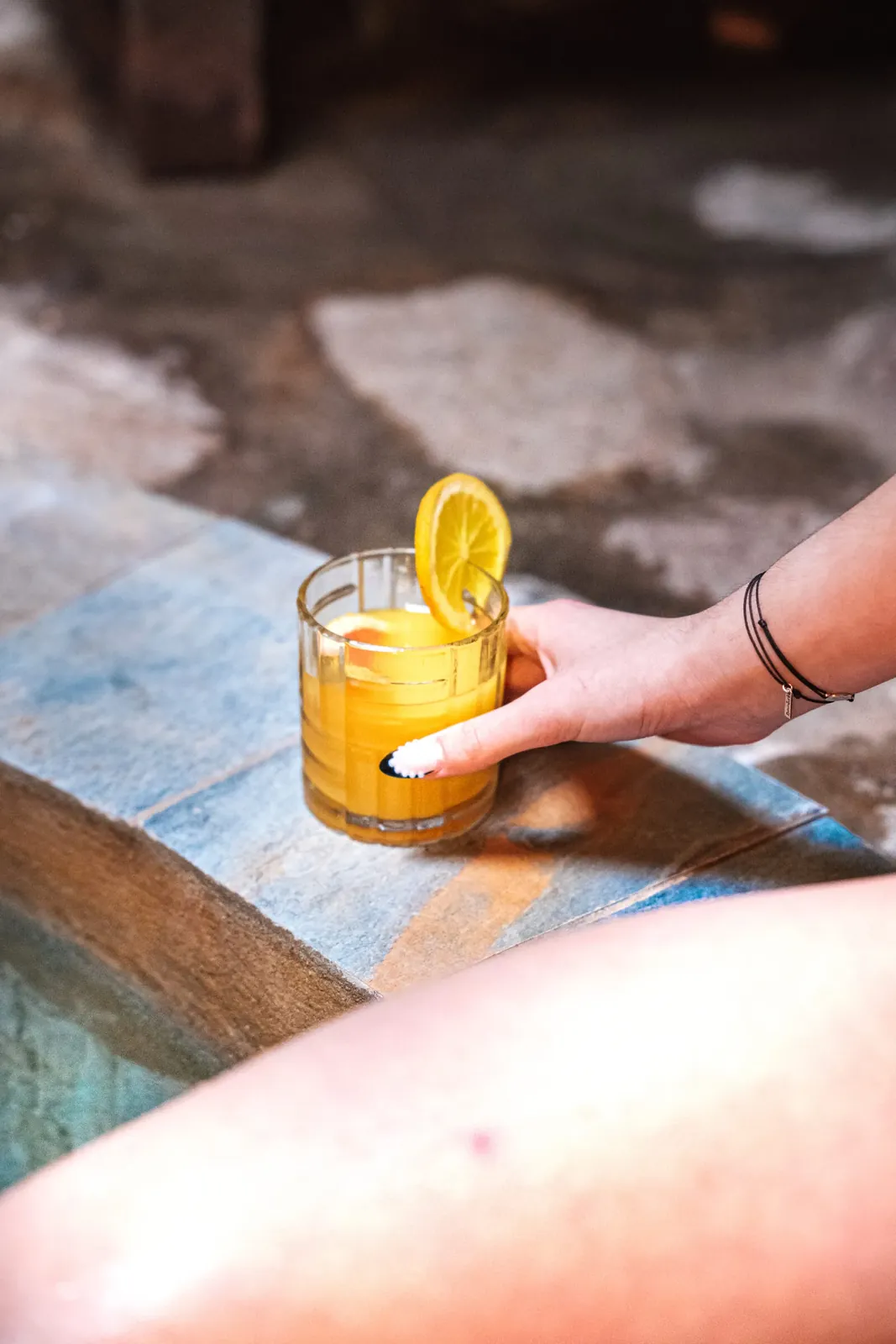 Un jus d’agrumes du verger, servi au bord de l’eau