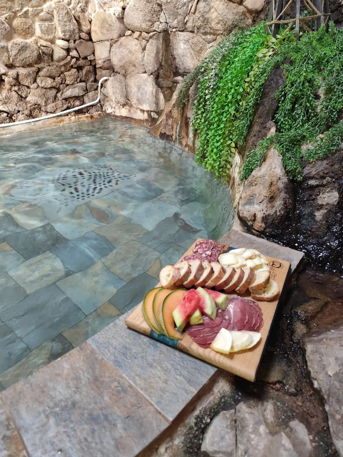 La planche de l’apéri’bain posée au bord du bassin