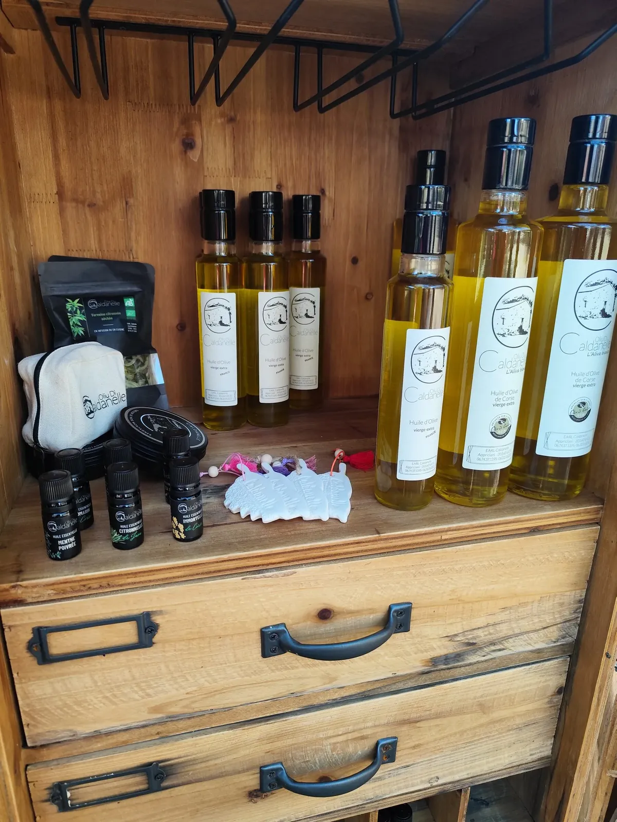 Les produits du domaine, présentés sur leur commode