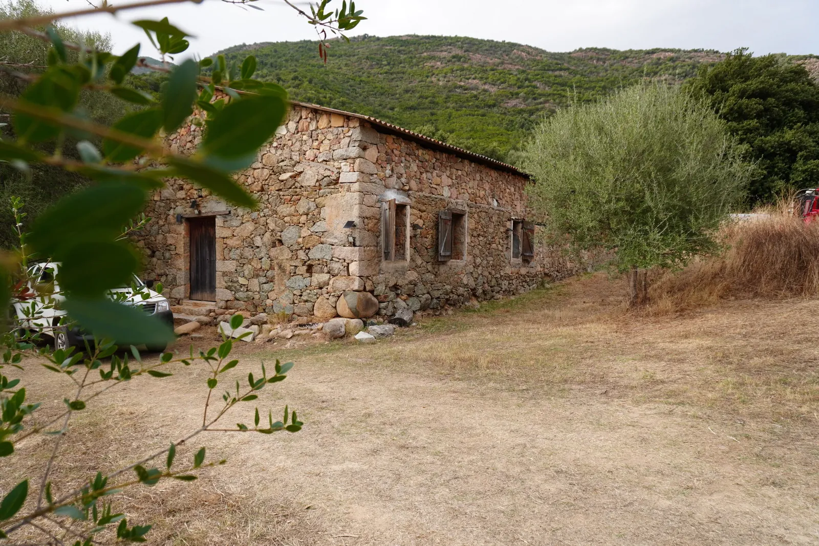La longue bâtisse en pierre du domaine, au bord du chemin