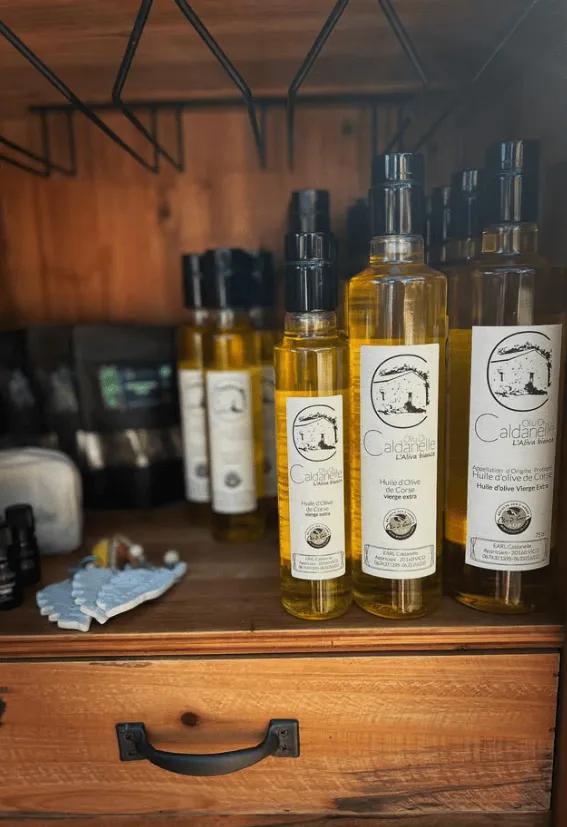 Les bouteilles d’huile du domaine, alignées sur l’étagère
